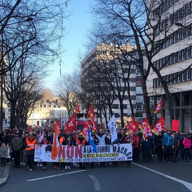 photo le cortège, avenue de gaulle  ©  photo le maine libre