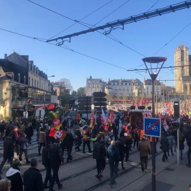 photo le cortège a rejoint les jacobins  ©  photo le maine libre