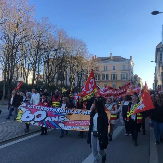 photo une partie des manifestants a pris la rue gougeard et la rue du 33e-mobile.  ©  photo le maine libre