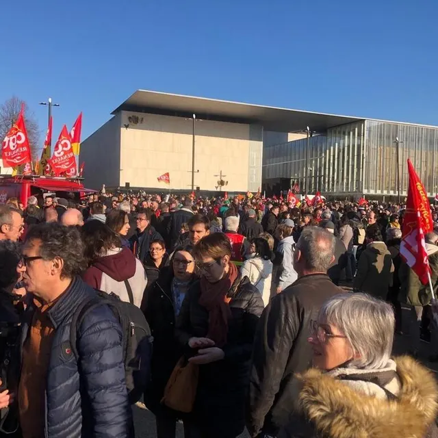 photo la place des jacobins, noire de monde  ©  photo le maine libre