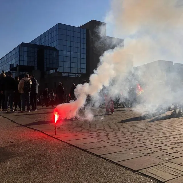 photo un fumigène a été allumé place des jacobins.  ©  photo le maine libre