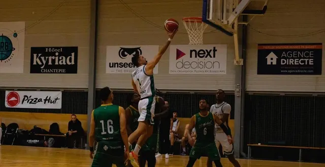 photo  corentin desnos brille sous le panier.  &copy;  photo : alex rouxel 