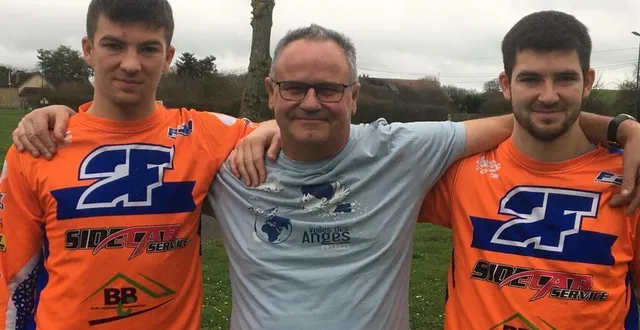 photo  pascal sénéchal avec arthur (à gauche) et maxime leproust (à droite).  &copy;  le maine libre 