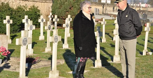 photo  michèle bodet et le lieutenant-colonel dominique chanson, délégué militaire départemental adjoint, dans le carré militaire du cimetière saint-thomas.  &copy;  le maine libre 