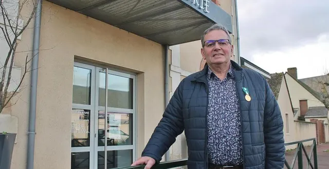 photo  jean-pierre couet pose avec sa médaille d’or symbolisant ses 40 ans d’engagement pour la commune de louailles, reçue lors de la cérémonie des vœux, en janvier 2023.  &copy;  ouest-france 