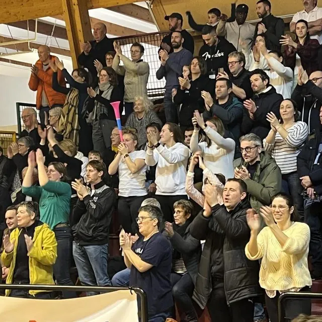photo le public se donne à fond pour soutenir l’équipe féminine d’alençon.  ©  ouest-france