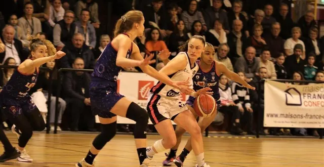 photo  cassandra vêtu (au centre).  &copy;  nathalie douley 