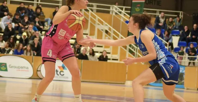 photo  léa sionneau (à gauche)et les trégueusiennes ont survolé les débats face aux rennaises, ce samedi11 février.  &copy;  lydie rifard 