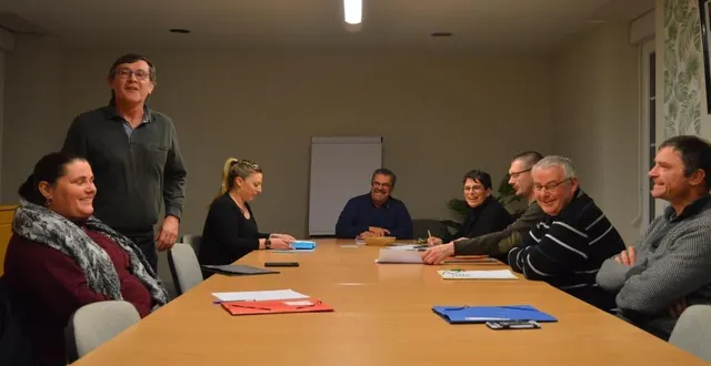 photo  l’équipe du conseil municipal autour du maire.  &copy;  le maine libre 