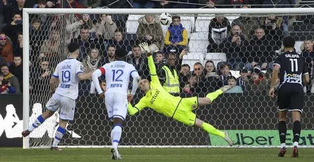 photo  dans le temps additionnel, matthis abline envoie son penalty sur la barre. paul bernardoni et le sco peuvent souffler.  &copy;  marc ollivier 