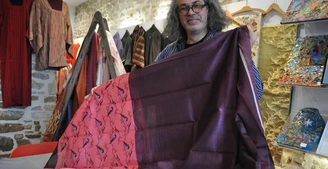 photo  laurent motillon dans la boutique éphémère, au 18, rue de l’île, à sablé. boutique dédiée au japon et aux mosaïques d’une solesmienne.  &copy;  le maine libre 