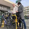 photo l’association aime souhaite que les commerces en périphérie de sablé-sur-sarthe (sarthe), mais aussi les communes aux alentours, s’équipent de parkings à vélos réglementaires, comme ici, devant la pharmacie du maine, route du mans.
