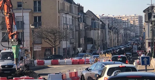 photo  la circulation est à l’arrêt ce lundi en raison des travaux sur la rue voltaire.  &copy;  le maine libre 