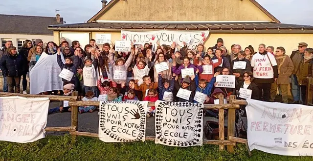 photo  de nombreuses personnes ont manifesté contre l’annonce d’une fermeture de classe.  &copy;  ouest-france 