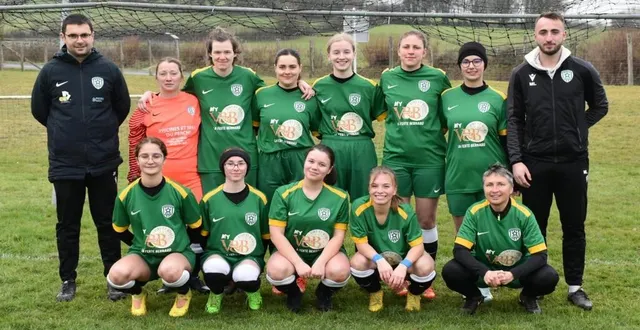photo  l’équipe féminine pose avant le match.  &copy;  le maine libre 