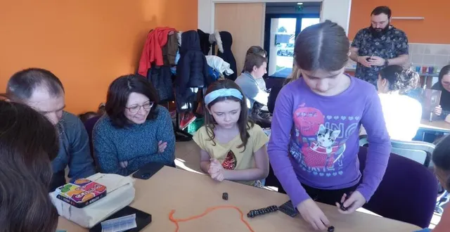 photo  le temps d’un après-midi à la salle des tanneries, enfants et adultes se sont amusés avec une cinquantaine de jeux.  &copy;  le maine libre 