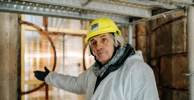 photo  bruno de pirey, maître verrier, est en charge du lot principal composé de six vitraux.  &copy;  le maine libre – adèle jamonneau 