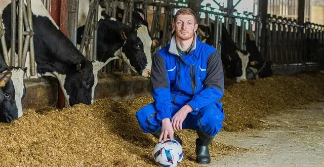 photo  christophe vergnaud, joueur au fc pays argentonnais, est associé avec sa mère à la tête d’une exploitation d’environ 80 vaches laitières, à saint-maurice-etusson.  &copy;  co – clémence chauvin 