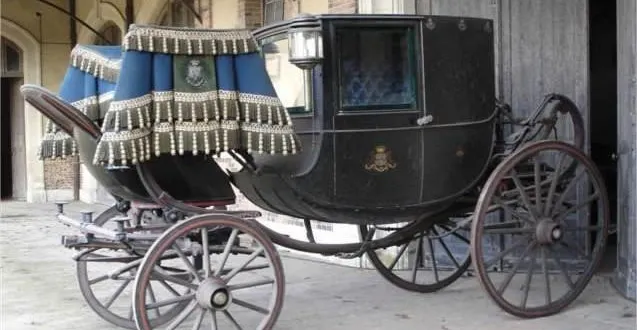 photo  ce coupé du second empire vendu 90 000 € se trouvait au château de la pierre à coudrecieux.  &copy;  aymeric et philippe rouillac 