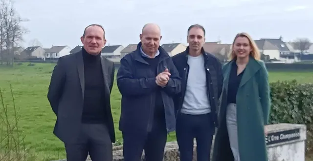 photo  les élus (dont emmanuel franco, président de la communauté de communes, à gauche) ont présenté le dispositif à etival-lès-le mans.  &copy;  le maine libre 