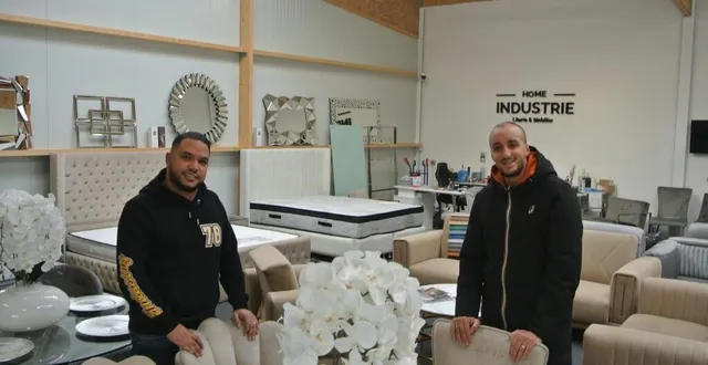 photo  soufiane mouche (à gauche) et son ami et associé walid lakhdar, au sein de leur show-room home industrie, au mans (sarthe).  &copy;  ouest-france 