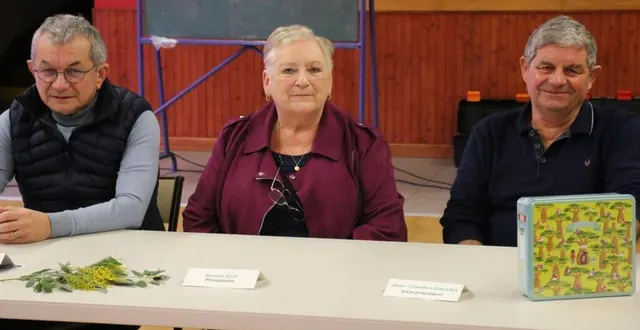 photo  annick guy, présidente, à sa droite, denis guibert, maire, et jean-claude loinard, vice-président, à sa gauche.  &copy;  le maine libre 