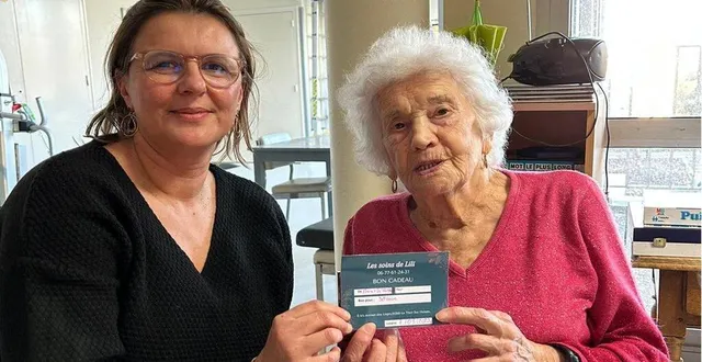 photo  au nom de la municipalité de val-au-perche, isabelle semely, conseillère municipale déléguée, remettait un cadeau d’anniversaire à jeanne pinsard.  &copy;  @val-au-perche 