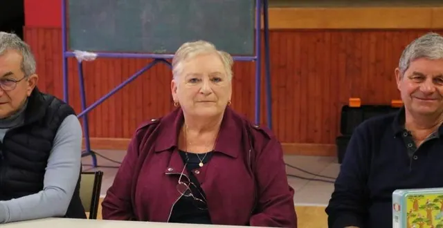photo  annick guy, présidente, (au centre), entourée de jean-denis guibert, maire, (à sa droite ) et de jean-claude loinard, vice-président, ( à sa gauche).  &copy;  ouest-france 