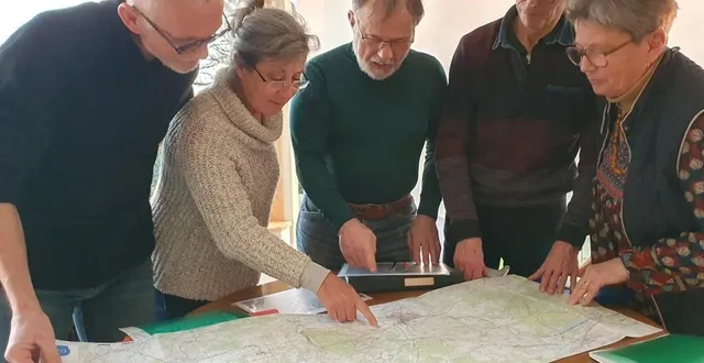 photo  éric cachan, marie allard, olivier beurdouche, charles mathieu et françoise masse travaillent depuis trois ans sur le projet du sentier au bord du loir.  &copy;  ouest-france 