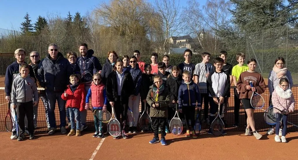 Sarthe. Sur YouTube, ce prof de tennis lance des défis aux stars pour