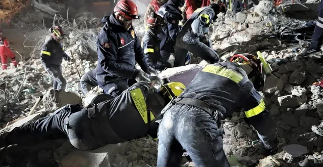 photo  les sapeurs-sauveteurs de l’unité d’instruction et d’intervention de la sécurité civile n° 1 de nogent-le-rotrou, tentent de sauver des personnes ensevelies sous les décombres dans la ville d’antioche (antakya).  &copy;  @uiisc1 