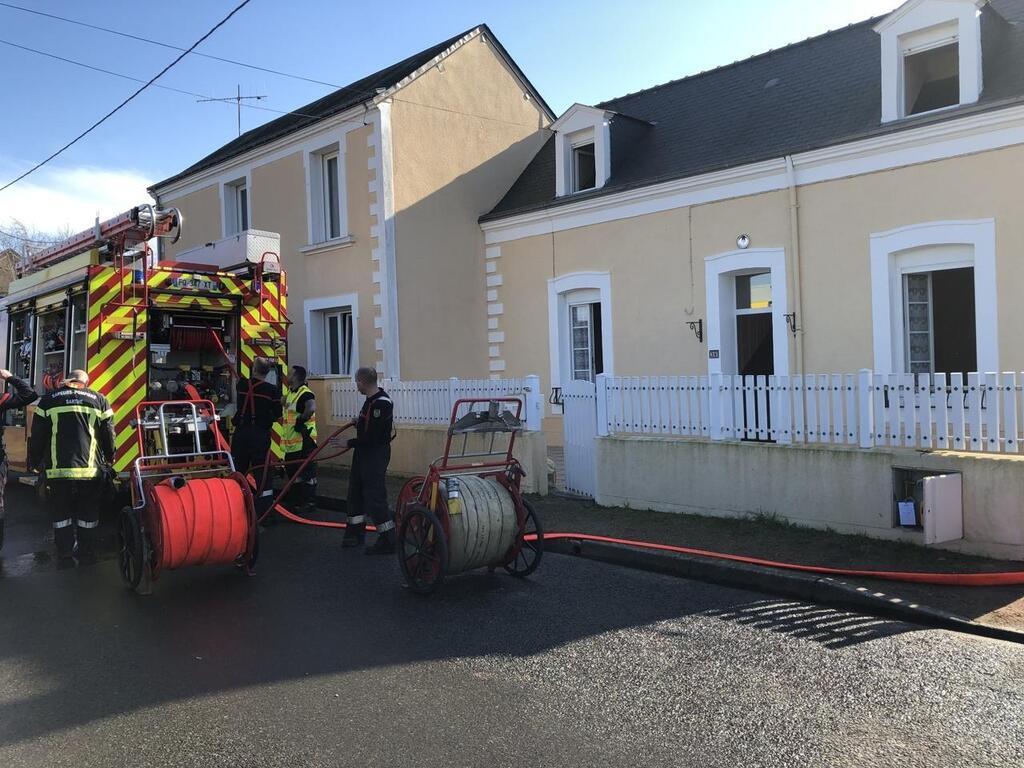 La Flèche. Les pompiers éteignent l'incendie avant qu'il n'atteigne la  maison - Le Mans.maville.com