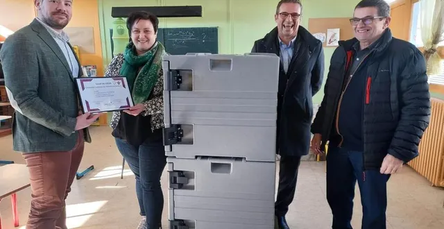photo  la remise du chèque permet à familles rurales de contribuer à l’achat de matériel pour transporter les repas de l’ehpad au centre de loisirs.  &copy;  ouest-france 