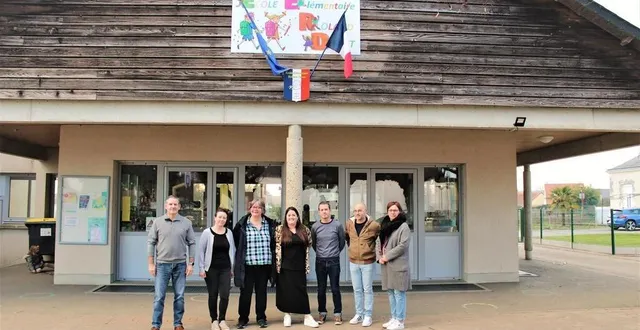 photo  les parents d’élèves du groupe scolaire roland-deret réagissent à la fermeture d’une classe en primaire.  &copy;  ouest-france 