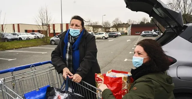 photo  ces deux habitantes de la suze témoignent leur soulagement d’enfin voir arriver plusieurs médecins dans la commune.  &copy;  le maine libre – denis lambert 