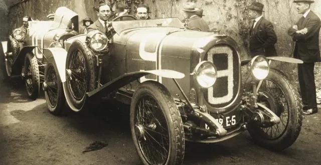 photo  andré lagache (à gauche) et son coéquipier rené léonard, dans la chenard & walcker victorieuse de la première édition des 24 heures du mans.  &copy;  archives aco 