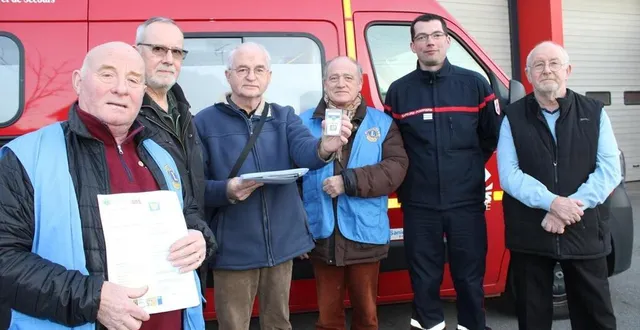 photo  de gauche à droite : claude giraudet (lions), dominique guiblais (admr), philippe dorléans (lions), didier rivière (lions), le capitaine nicolas pestel et tim green (lions) présentent le dispositif lions sos.  &copy;  ouest-france 