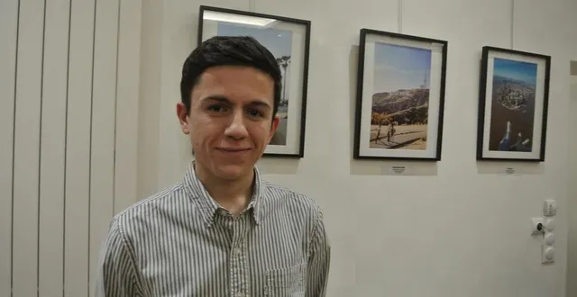 photo  alexis bonhommet pose devant des photos des états-unis, le dernier pays de son tour du monde en 190 jours.  &copy;  ouest-france 