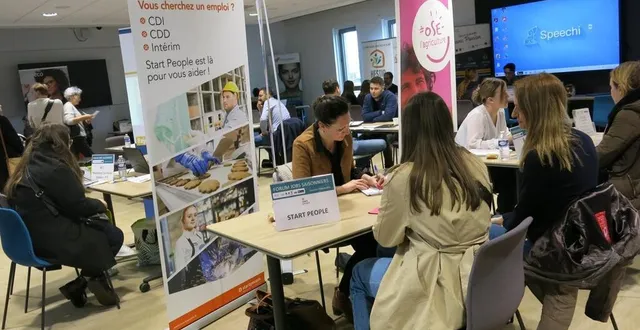 photo  le forum des jobs saisonniers est de retour en présentiel, à thouars : 16 employeurs et plus de 150 candidats se sont donné rendez-vous.  &copy;  co 