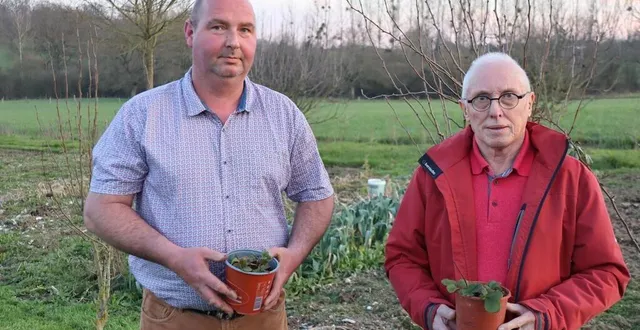 photo  fabien legué (à gauche), nouveau président de la branche sabolienne de l’association le jardinier sarthois, en compagnie du trésorier, michel chaumond.  &copy;  ouest-france 