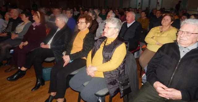 photo  les spectateurs ont apprécié la comédie du cercle de théâtre du lude, invité par le comité des fêtes.  &copy;  le maine libre 