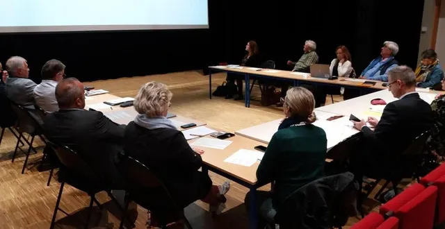 photo  lors d’une première réunion relative aux enjeux du contrat local de santé, en octobre 2022, les élus, la sous-préfète, véronique ortet et le directeur de l’agence régionale de santé, stéphan domingo sont à l’écoute du diagnostic.  &copy;  archives ouest-france 