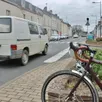 photo à sablé-sur-sarthe, la rue gambetta va demeurer à double sens mais des places de stationnement seront supprimées pour faire place à une voie double sens réservée aux vélos.