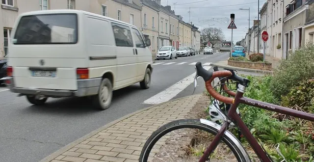 photo  à sablé-sur-sarthe, la rue gambetta va demeurer à double sens mais des places de stationnement seront supprimées pour faire place à une voie double sens réservée aux vélos.  &copy;  archives ouest-france 