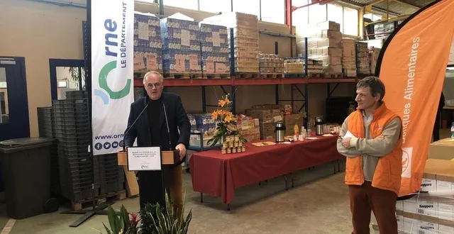 photo  christophe de balorre, président du département, a remis cent pots de miel à pascal vigel, qui dirige la banque alimentaire.  &copy;  ouest-france 