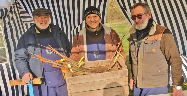 photo  serge valet, laurent adam et jean-pierre gautier, de l’association les croqueurs de pommes, à la bourse aux greffons, en 2022.  &copy;  archives ouest-france 