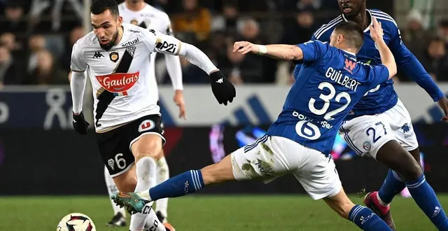 photo  bentaleb a réduit le score pour angers mais n’a pas évité la défaite contre strasbourg en ligue 1.  &copy;  photo : patrick hertzog / afp 