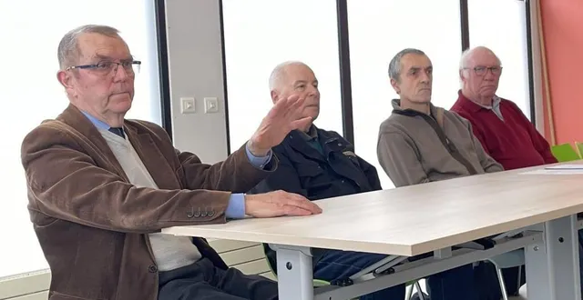 photo  de gauche à droite : yves duprez, le porte-drapeau patrick plottin, joseph vivier et le trésorier gilbert lemée.  &copy;  ouest-france 