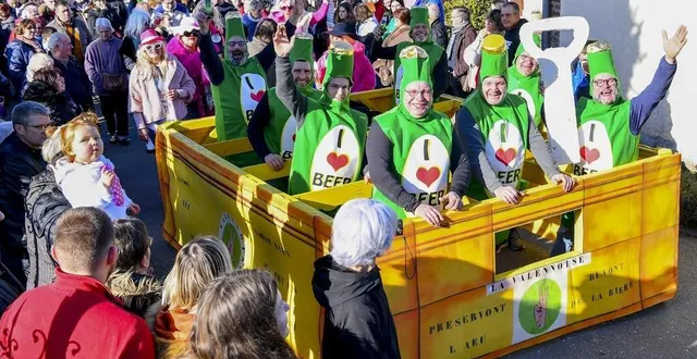 photo  valennes, dimanche 19 février 2023. la bière locale la valennoise était joyeusement représentée dans le défilé.  &copy;  le maine libre – yvon loué 