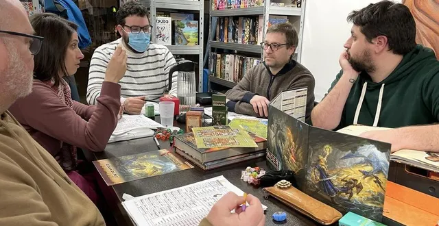 photo  autour de cette table, cinq joueurs entament une partie de pathfinder, un jeu de rôles d’heroic fantasy.  &copy;  ouest-france 